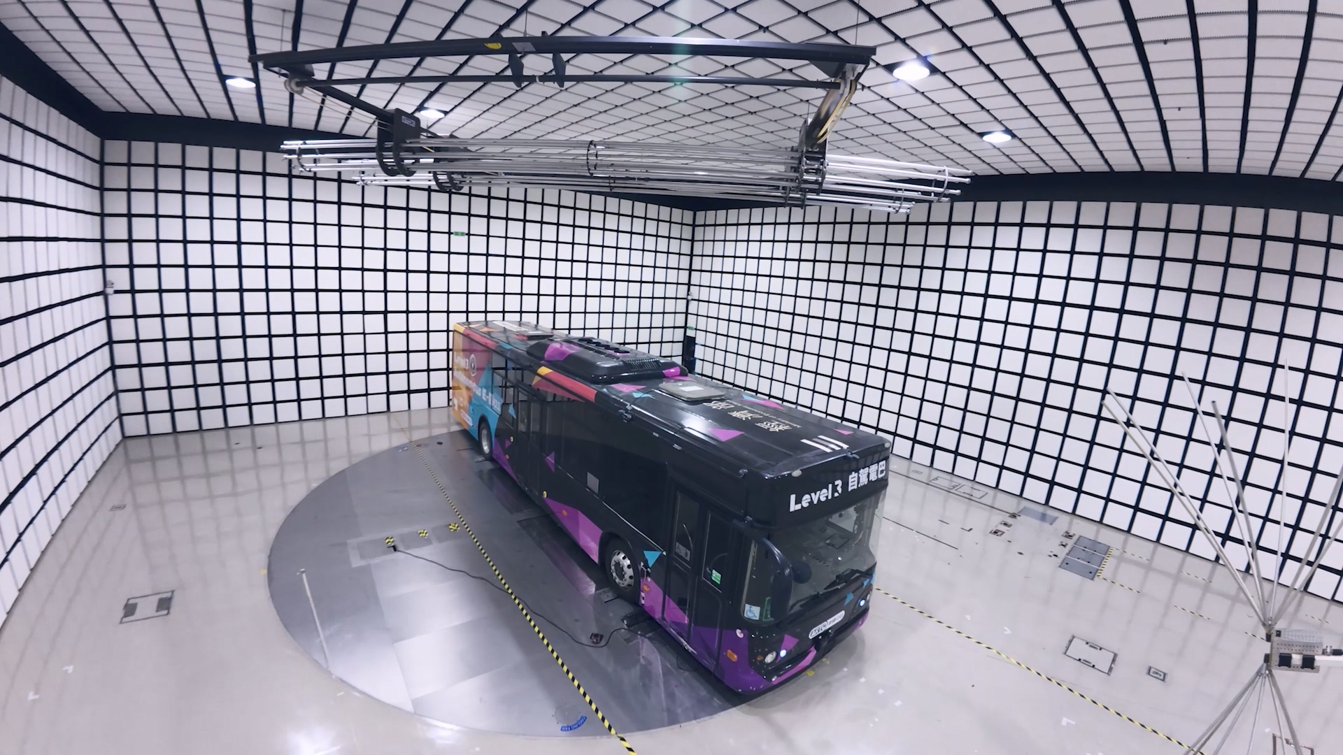 圖說一：隨著 AI與電動車技術的融合與推進，帶動車用電子系統起飛，車輛中心持續布建迎向 AI智慧車時代關鍵能量，在電磁相容（EMC）驗證領域取得三大國際車廠最新版EMC廠規認可大滿貫